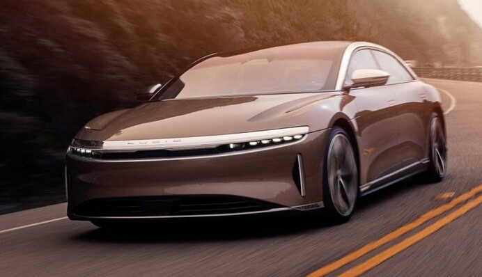 Дымится, но едет: в Киеве 1 января сняли на видео неадеквата на разбитом авто