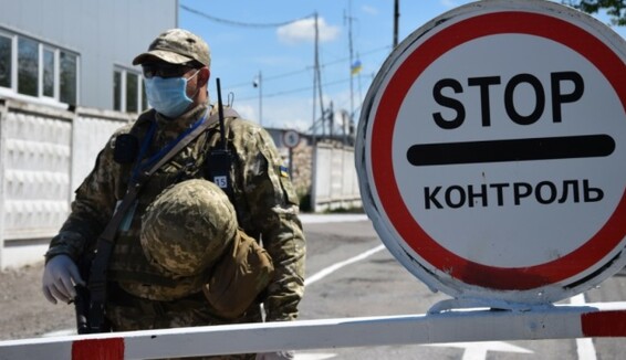 Российские оккупанты блокируют на Донбассе почти все КПВВ