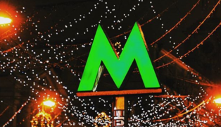 Пасажири київського метро влаштували на Новий рік запальні танці