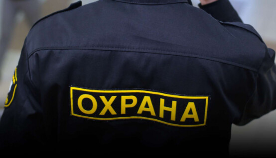 Не могли вгамувати два мужики: у Києві п'яна побила охоронця супермаркету, відео