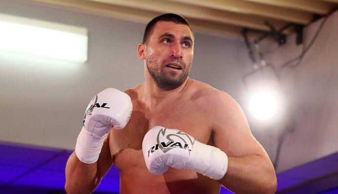 Рубка с 5 нокдаунами: украинский боксер со скандалом победил грузина, видео