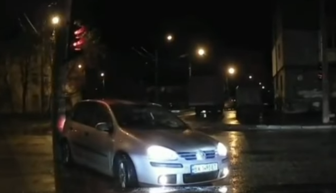 Сам себя наказал: в Киеве наглый водитель попал в ловушку, видео