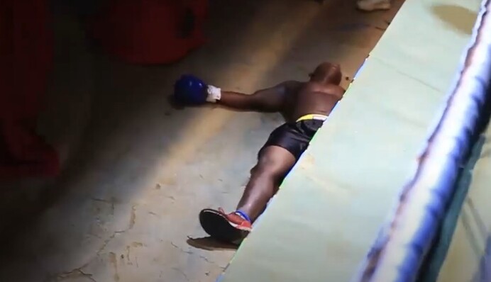 Сумасшедшая развязка: боксер улетел в нокаут за пределы ринга, видео