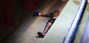 Божевільна розв'язка: боксер відлетів у нокаут за межі рингу, відео