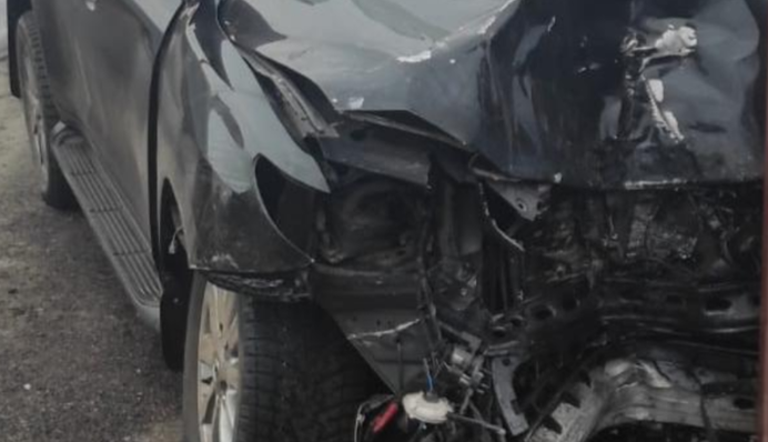 Під Києвом водій протаранив два паркани та врізався у будинок: фото