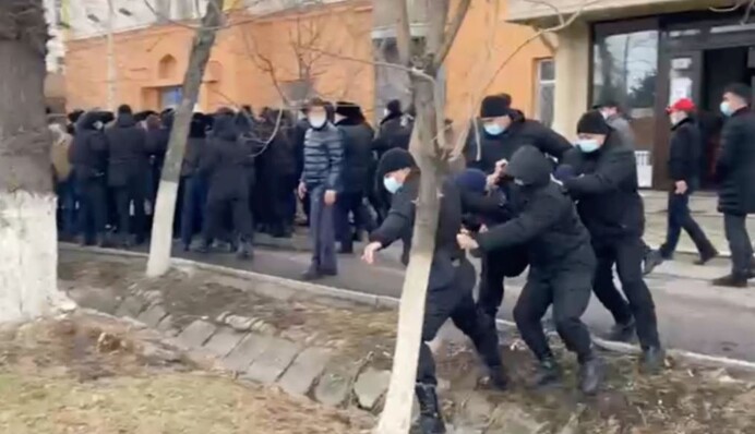 ​Протесты в Казахстане охватили ключевые города: силовики проводят массовые задержания