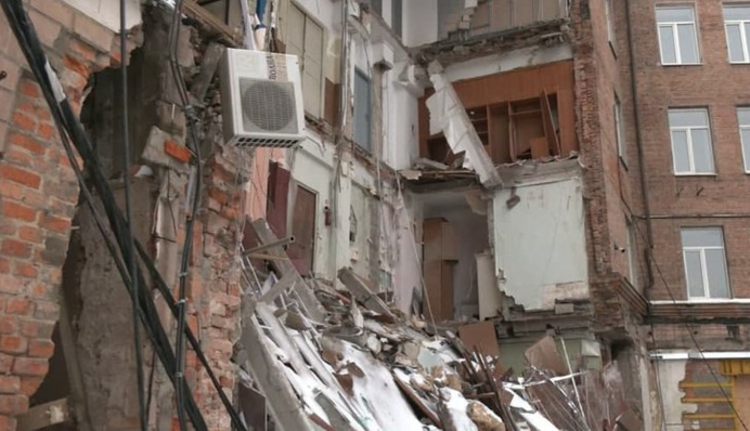 У Харкові обвалилася частина будівлі: фото