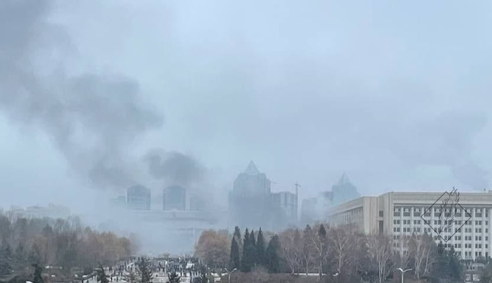 В Алматы протестующие ворвались в администрацию города: видео с места событий