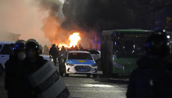 В Алмати протестувальники роззброїли силовиків: нові відео з міста
