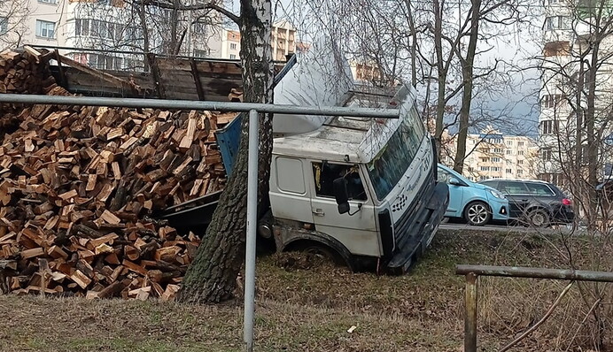 Психанув не по-дитячому: під Києвом водій пустив вантажівку під укіс, фото
