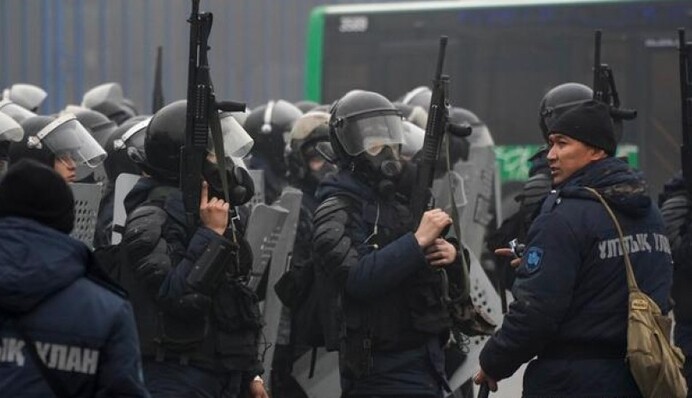 З'явилося відео, як убивають протестувальників зі щитами у Казахстані