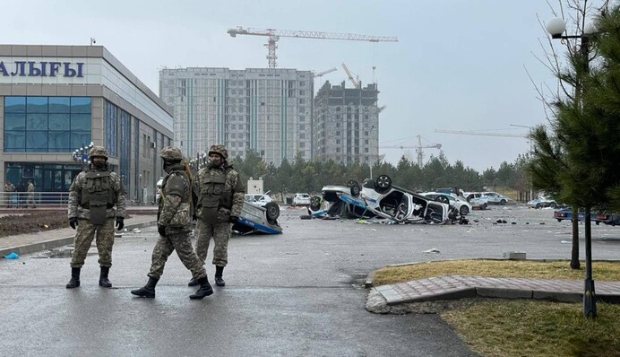 У найбільшому місті Казахстану почалися вуличні бої: відео