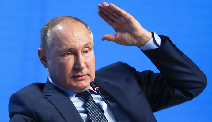 Табакерка во лбу или шарфик на шее: астролог предупредил Путина об угрозе свержения