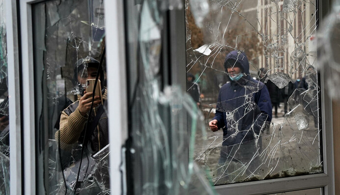 Разбитые банкоматы и витрины: как выглядят разграбленные ТЦ и магазины в Казахстане, фото и видео