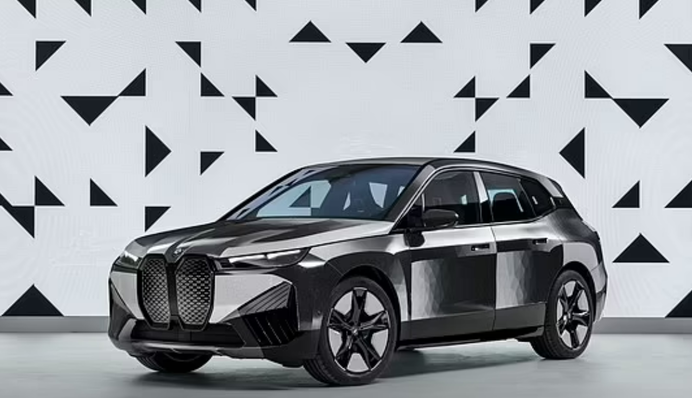 Меняет цвет нажатием кнопки: BMW показала уникальное авто, фото и видео