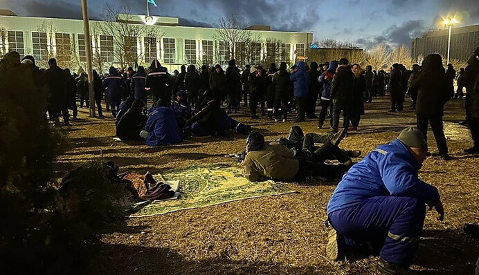 Приходится спать с оружием: жители Алматы рассказали, как переживают ночные беспорядки