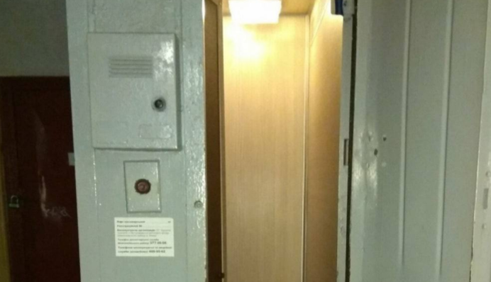 У київській п'ятиповерхівці помітили незвичайний одномісний ліфт: фото