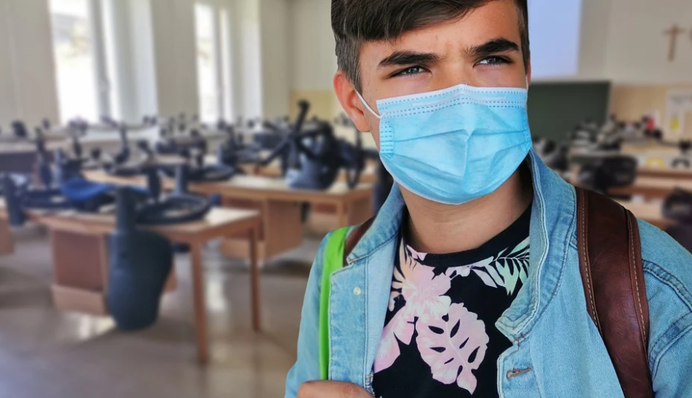 Их лучше закрыть: врач рассказал, как школы повлияют на распространение Омикрона