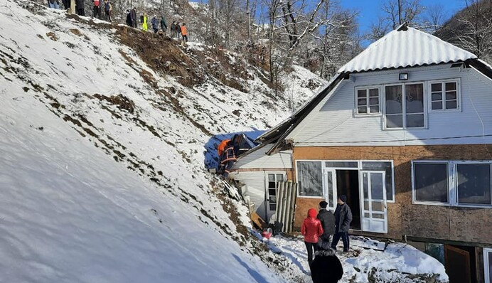 На Прикарпатті легковик з жінкою за кермом 