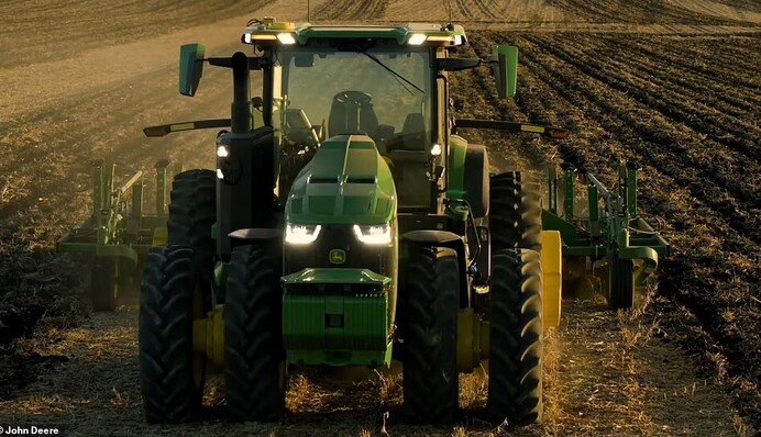 Можно управлять со смартфона: John Deere показала свой беспилотный трактор, фото и видео