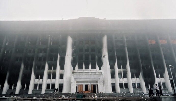 Разбитые витрины, сожженные авто: как выглядит Алматы после погромов, фото