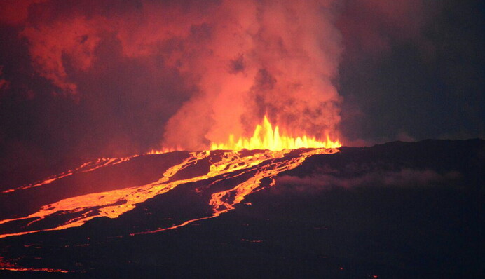 В Тихом океане проснулся мощный вулкан, 
