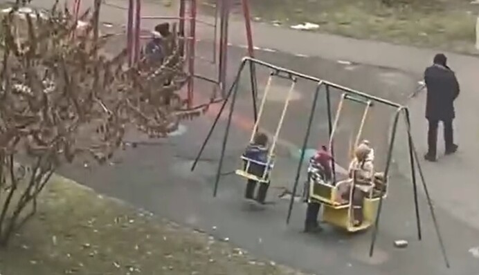 "Миротворцы" продолжают зачищать Алматы - дети играются на улице под звуки стрельбы: видео