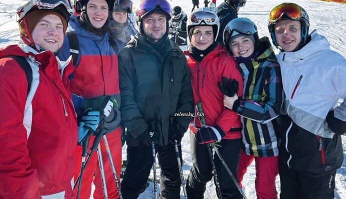 Зеленський у Буковелі катається на лижах та робить селфі з туристами: фото