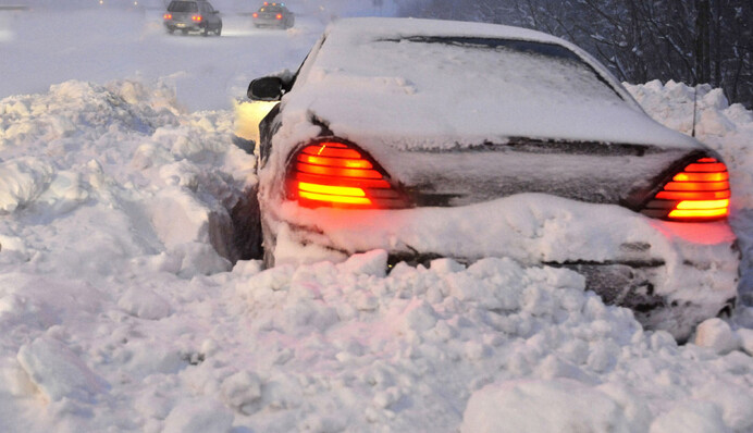 Що робити, якщо застрягли на дорозі в ожеледь чи хуртовину: важливі поради