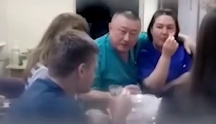 В России пациент умер из-за новогоднего  корпоратива врачей: видео веселья