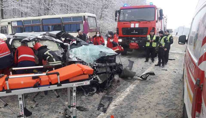 Під Львовом автобус із пасажирами потрапив у жахливу ДТП: фото та дані про постраждалих