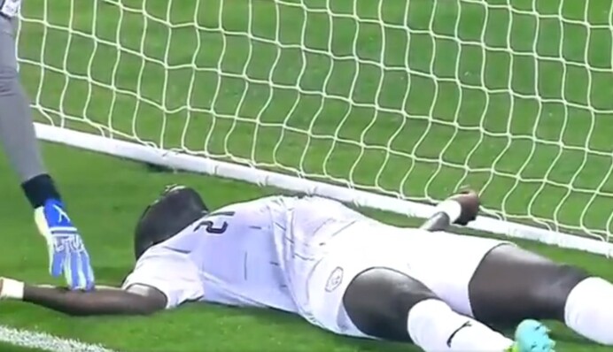 Хаос, слезы и молитвы: футболист перенес сердечный приступ во время матча, видео