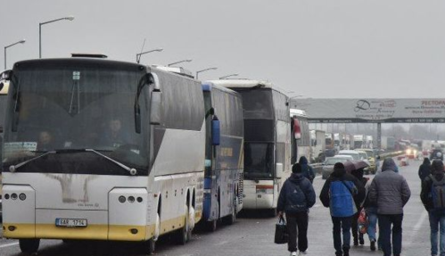 Украинские заробитчане массово покидают страну - на границе километровые очереди: видео