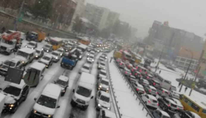 Киев сковали серьезные пробки после длинных выходных: карта