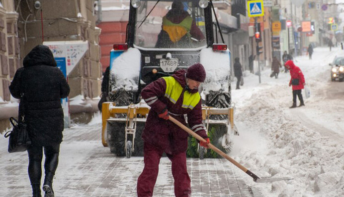 ​Негода у столиці: комунальники борються зі снігом, водії стоять у заторах
