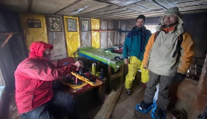 На Закарпатті знайшли двох туристів, що заблукали: ночували в мисливському будиночку, фото