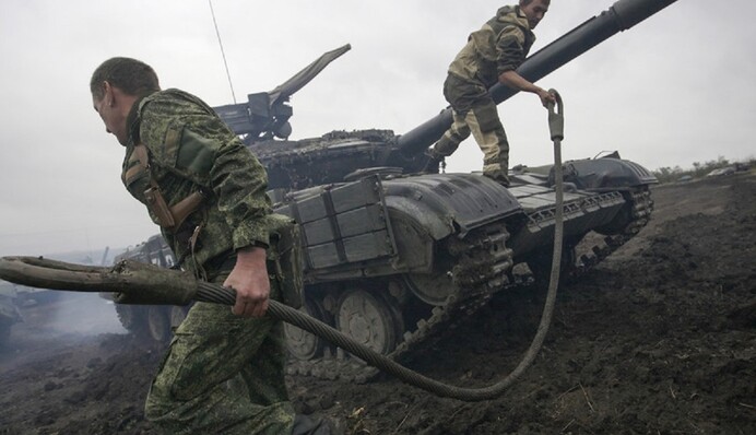 Окупанти на Донбасі приводять війська у бойову готовність, а Кремль стягує гелікоптери до кордону