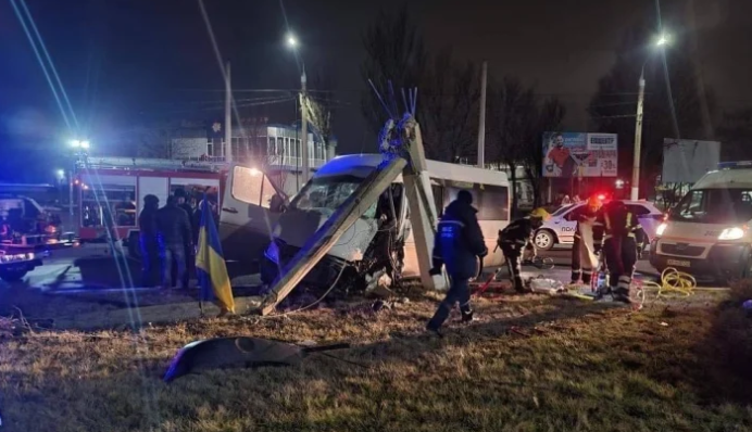 Під Запоріжжям маршрутка з п'яним водієм потрапила у ДТП: фото та відео
