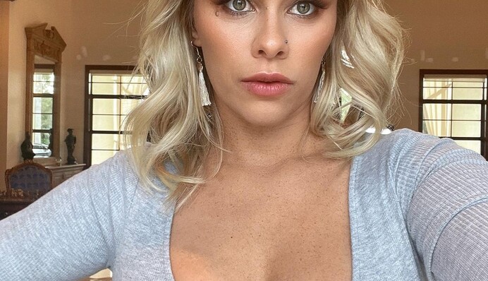 Сексуальное селфи: звезда MMA приоткрыла грудь для фанатов, фото