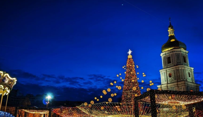 Є ще час помилуватися: коли почнуть розбирати ялинку на Софійській площі у Києві