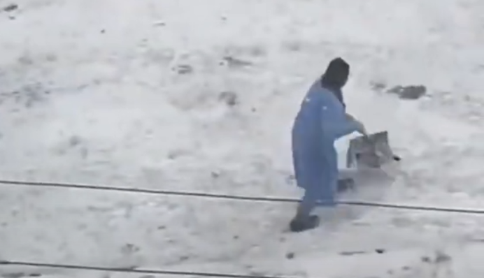 Видео дня: в Киеве уборщица со шваброй решила 