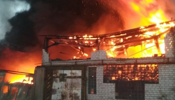 Без масок на вулицю не виходити: під Києвом сталася масштабна пожежа на складі