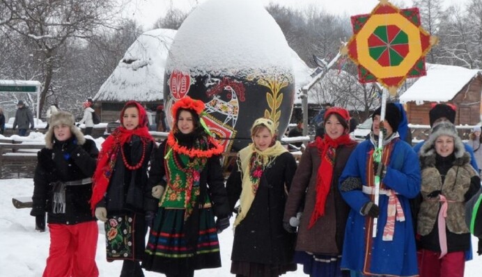Міфічні дівчата та хлопці у казкових костюмах: як в Україні відзначають Щедрий вечір