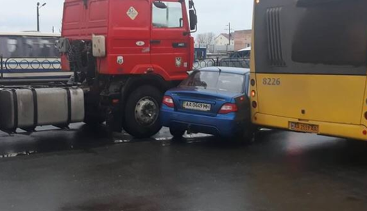 Не проскочила перед фурой: в Киеве легковушка устроила ДТП и пробку, фото