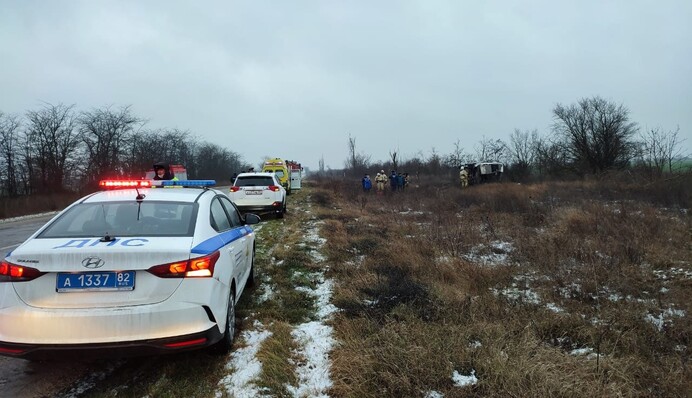 Девять человек оказались в больнице: в оккупированном Крыму перевернулся микроавтобус