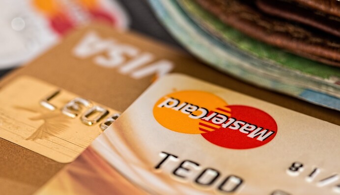 Українцям можуть блокувати банківські картки за звичайні операції: що відбувається