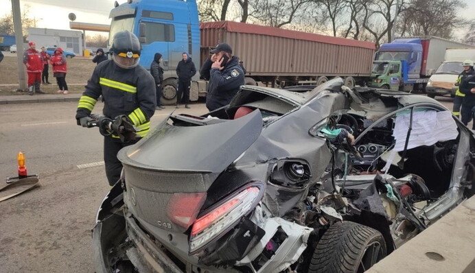 Тіло довелося витягувати рятувальникам: під Одесою сталася страшна масштабна ДТП