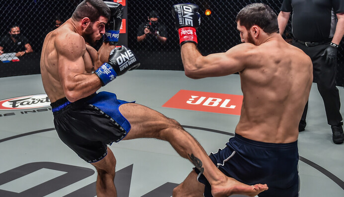 Боєць із Греції нокаутував росіянина, впавши сам у нокдаун: відео