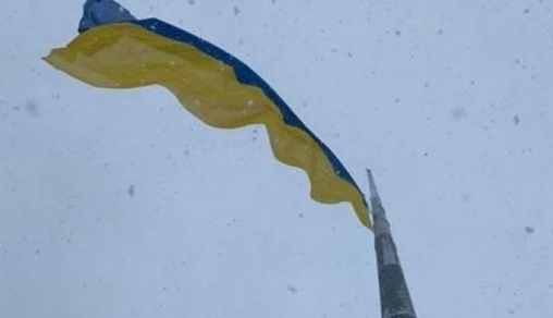 Потужний вітер порвав прапор України на найвищому флагштоку країни, фото та відео