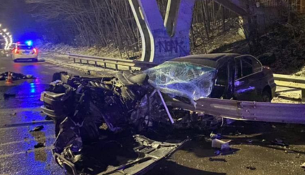 Отбойник пронзил авто и разорвал людей: подробности ночного ДТП в Киеве, фото